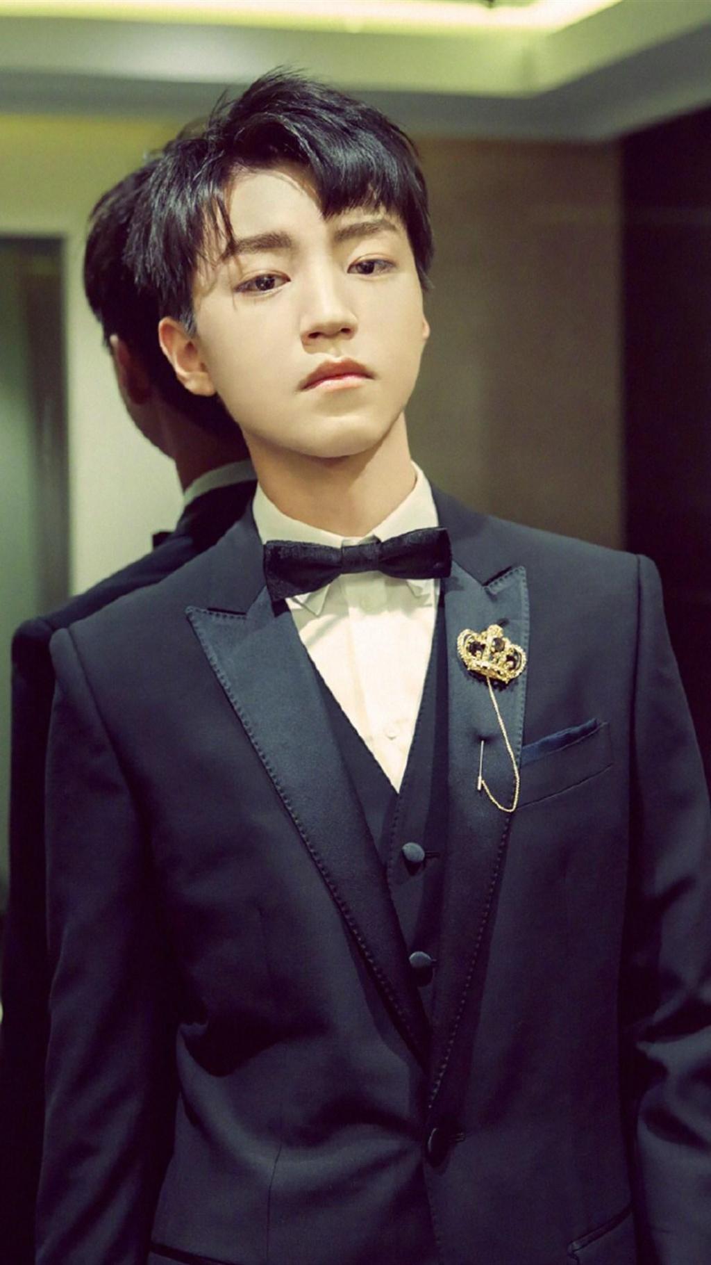 王俊凯成熟西服照