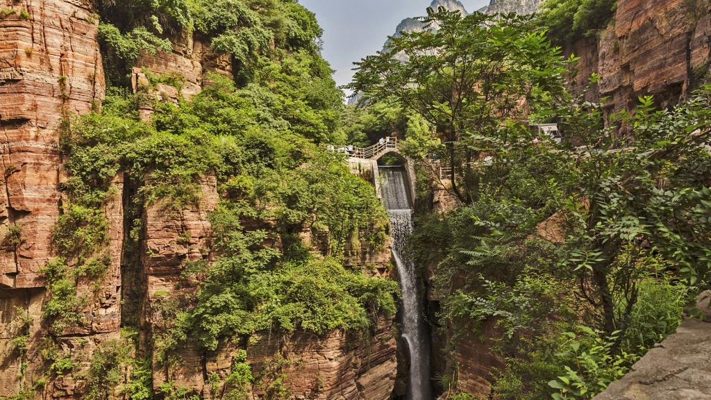  太行山郭亮村挂壁公路