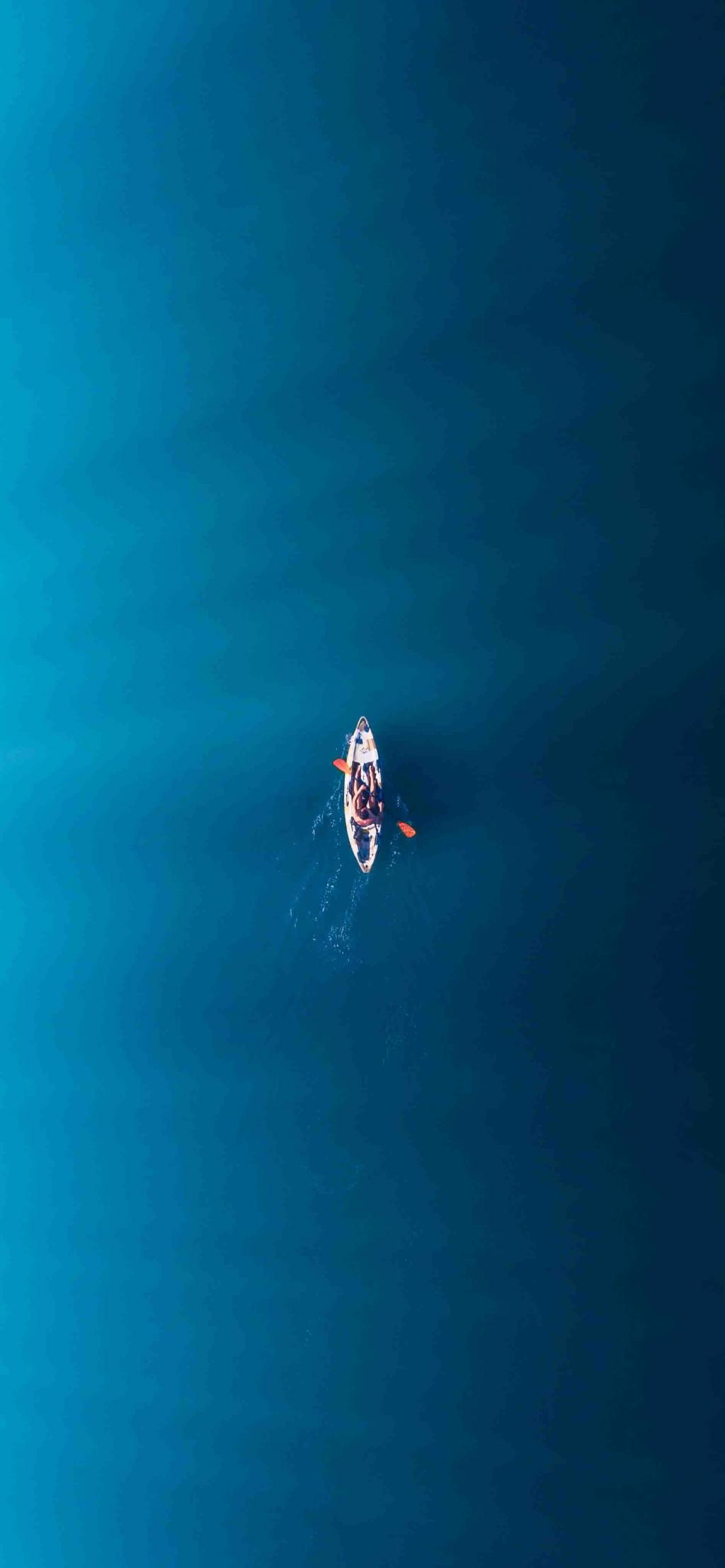 一叶孤舟迷人唯美大海俯瞰摄影