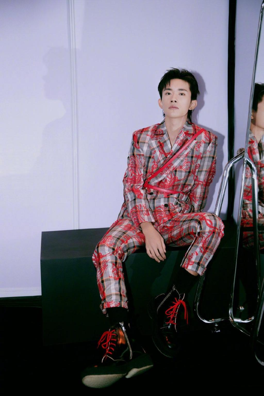 易烊千玺新发型