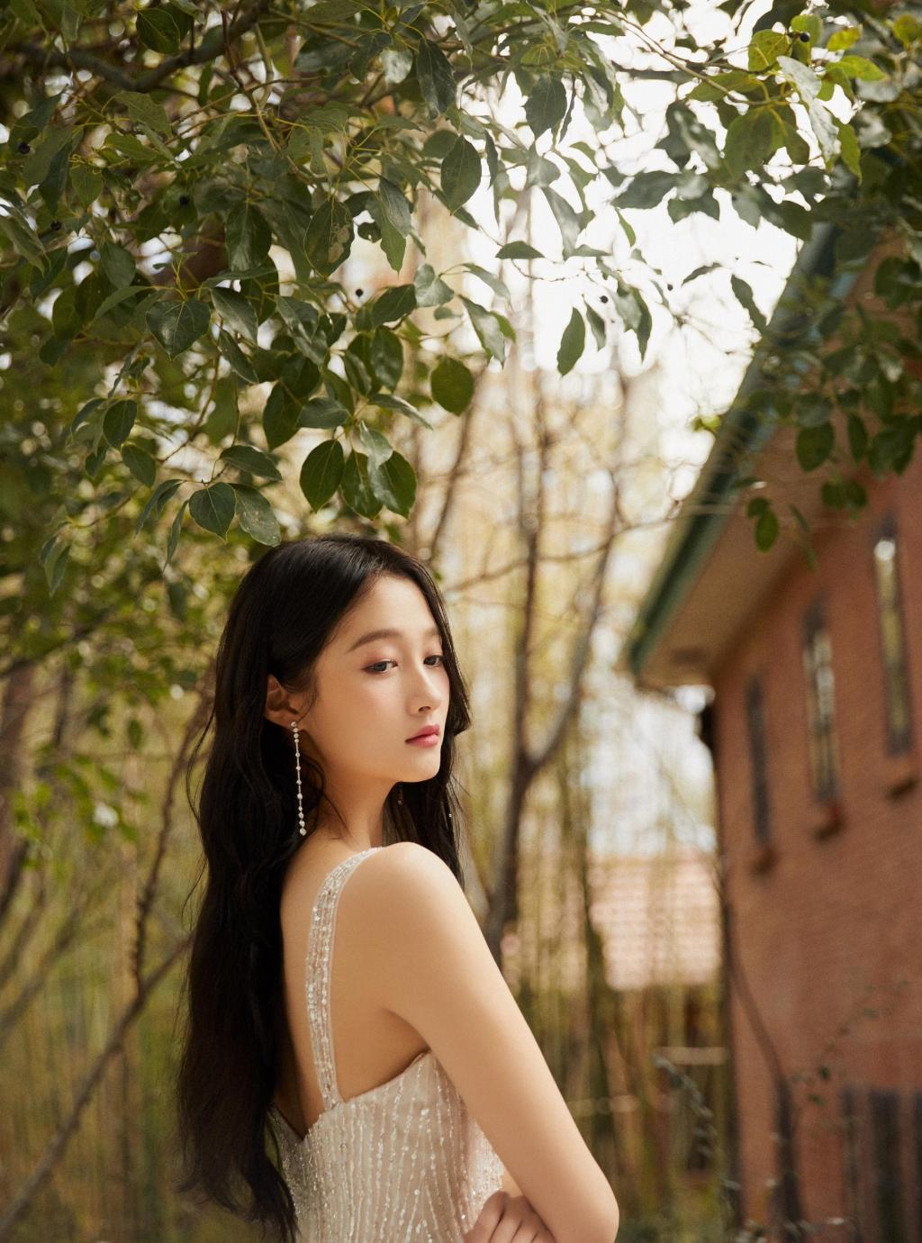 今日份小仙女关晓彤气质水晶裙户外迷人写真
