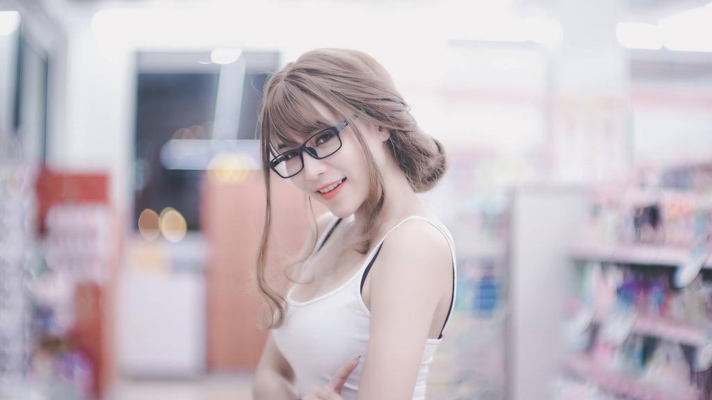 白嫩眼镜美女性感写真