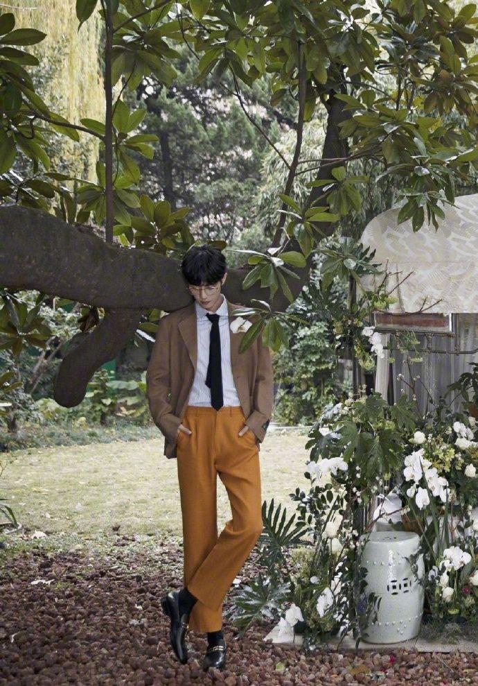 肖战白马骑士造型风衣写真