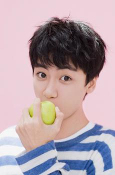 阳光小鲜肉边程时尚写真