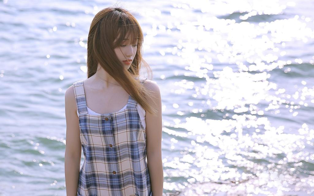 海边长发清纯唯美氧气少女甜美户外迷人写真