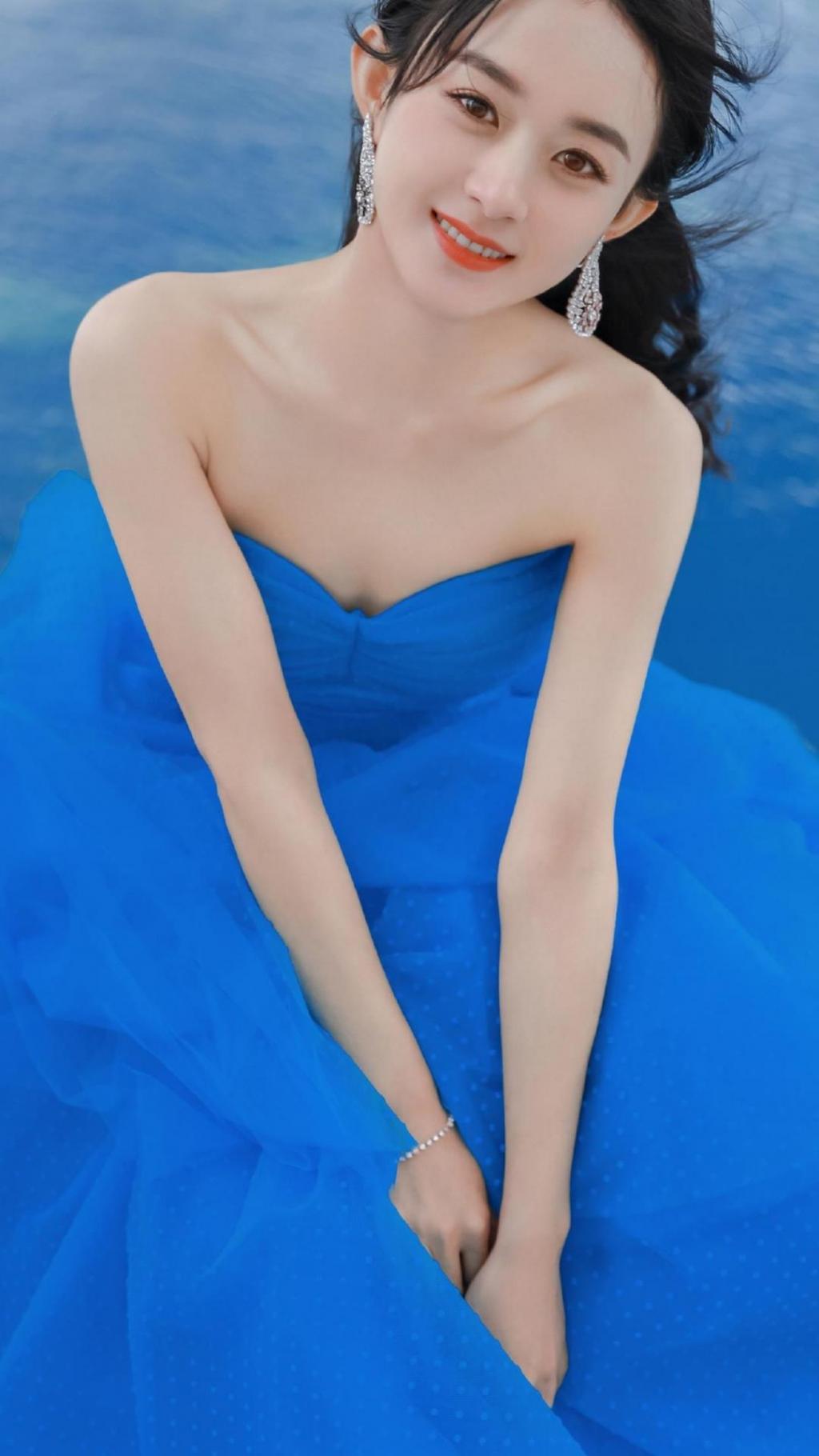 赵丽颖优雅性感蓝色抹胸裙诱人写真