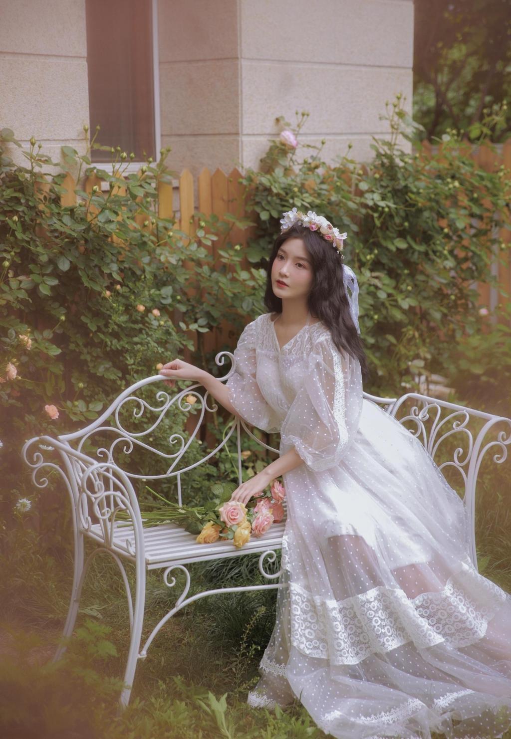 唯美灵动少女花丛中清新户外迷人写真