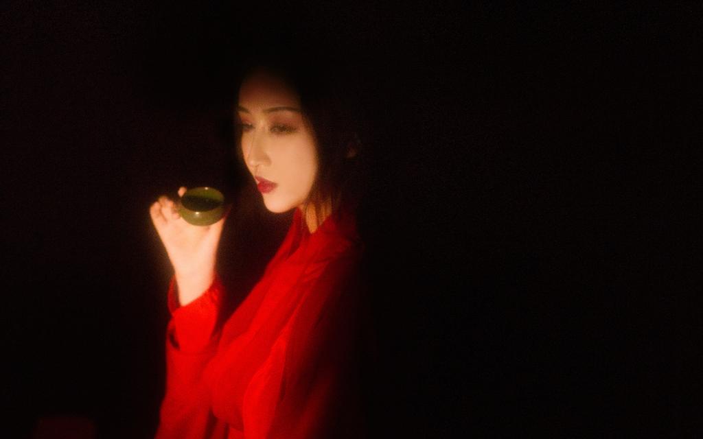 性感红衣古装美女写真