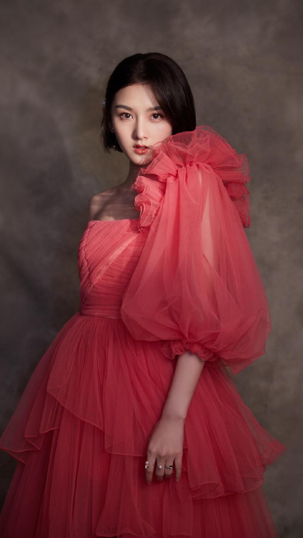 宋祖儿红色纱裙性感迷人写真