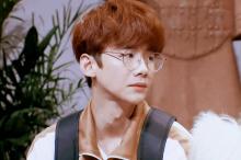 白敬亭帅气眼镜杀