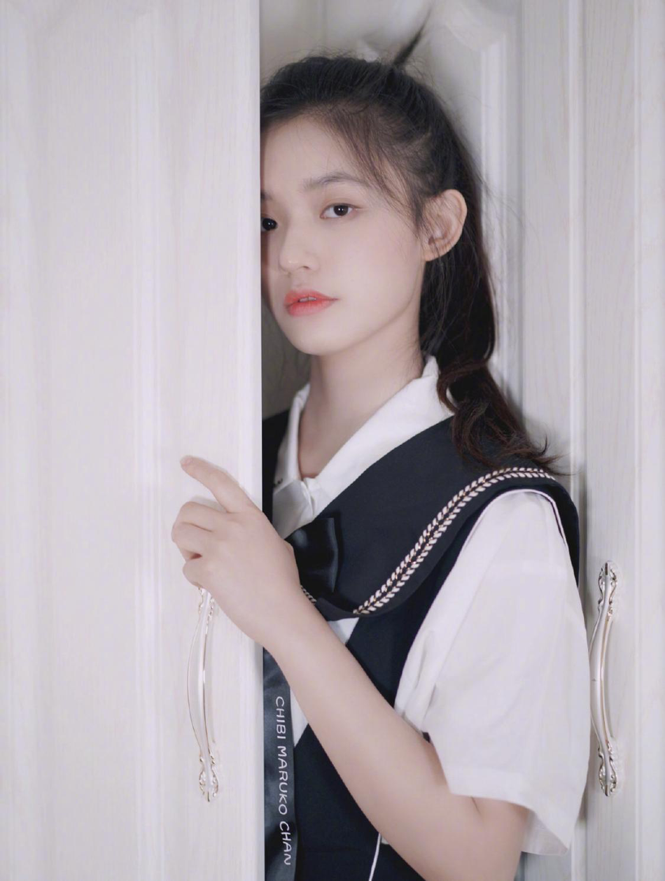 林允可爱蝴蝶结甜美写真