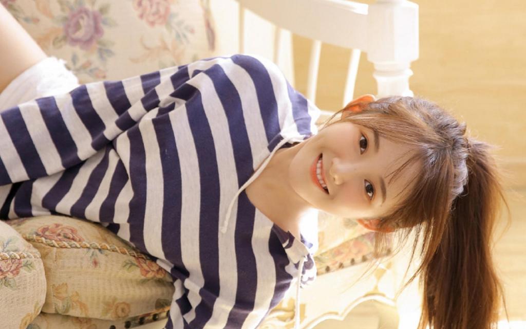 文艺气息元气少女清新白嫩闺房写真