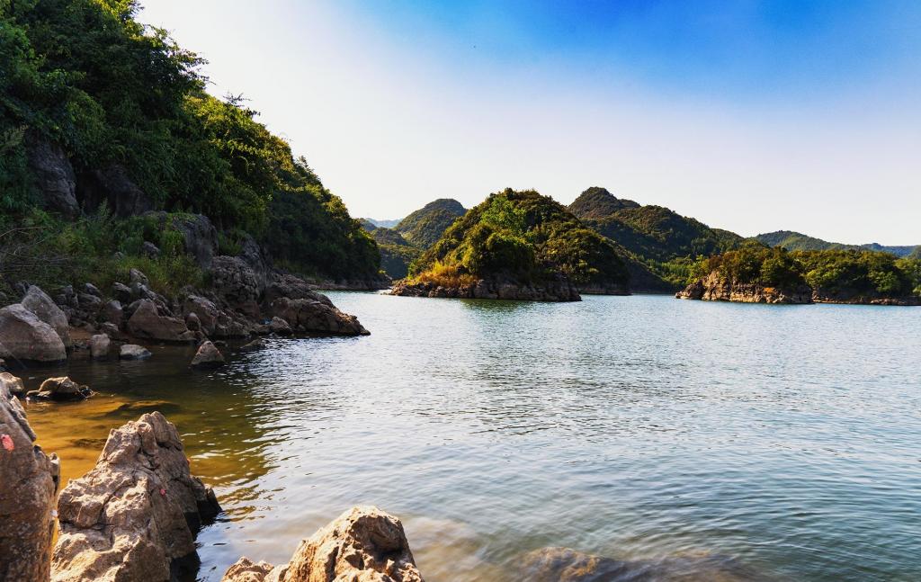 养眼迷人的月亮湖风光