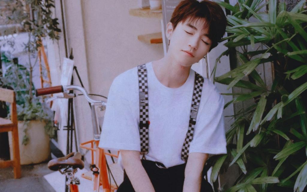 小鲜肉王俊凯春日时尚休闲户外写真