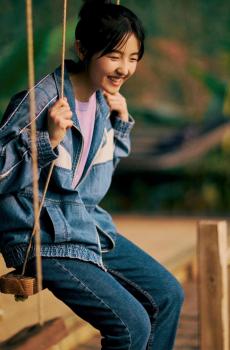 张子枫小清新休闲迷人阳光户外牛仔写真-2