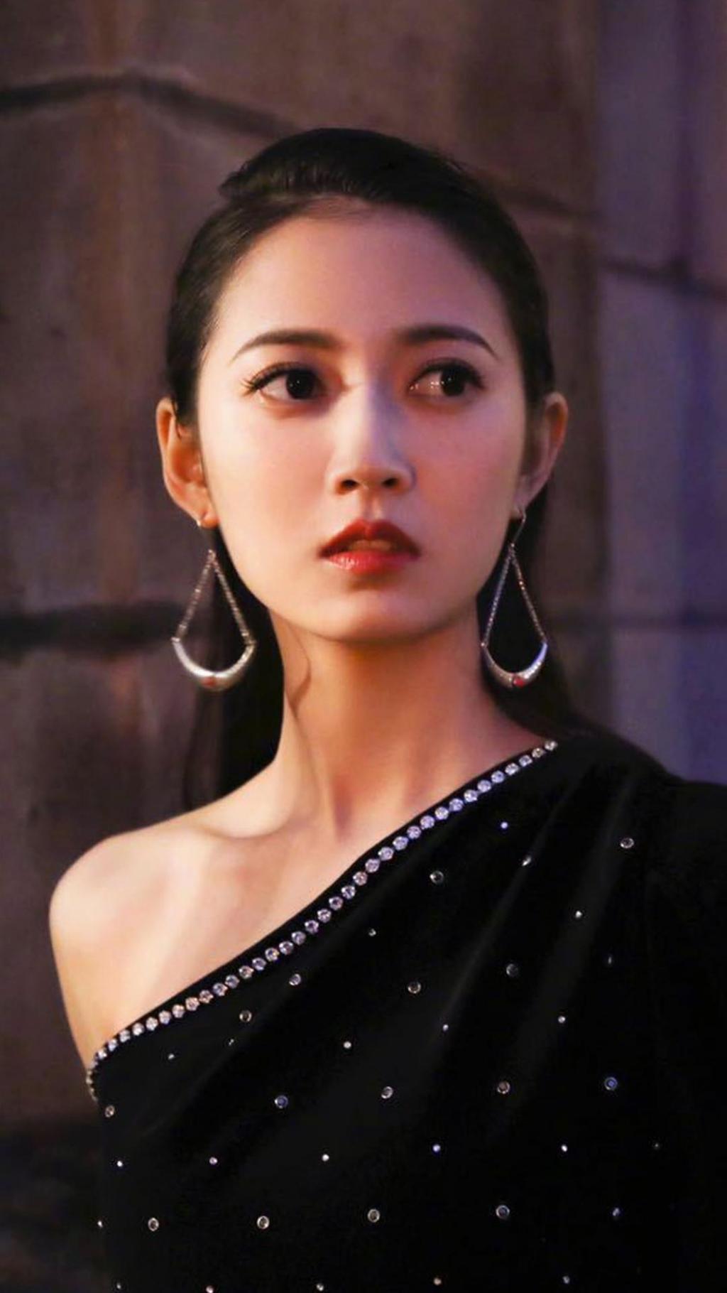 陈钰琪黑色廓形连体裤