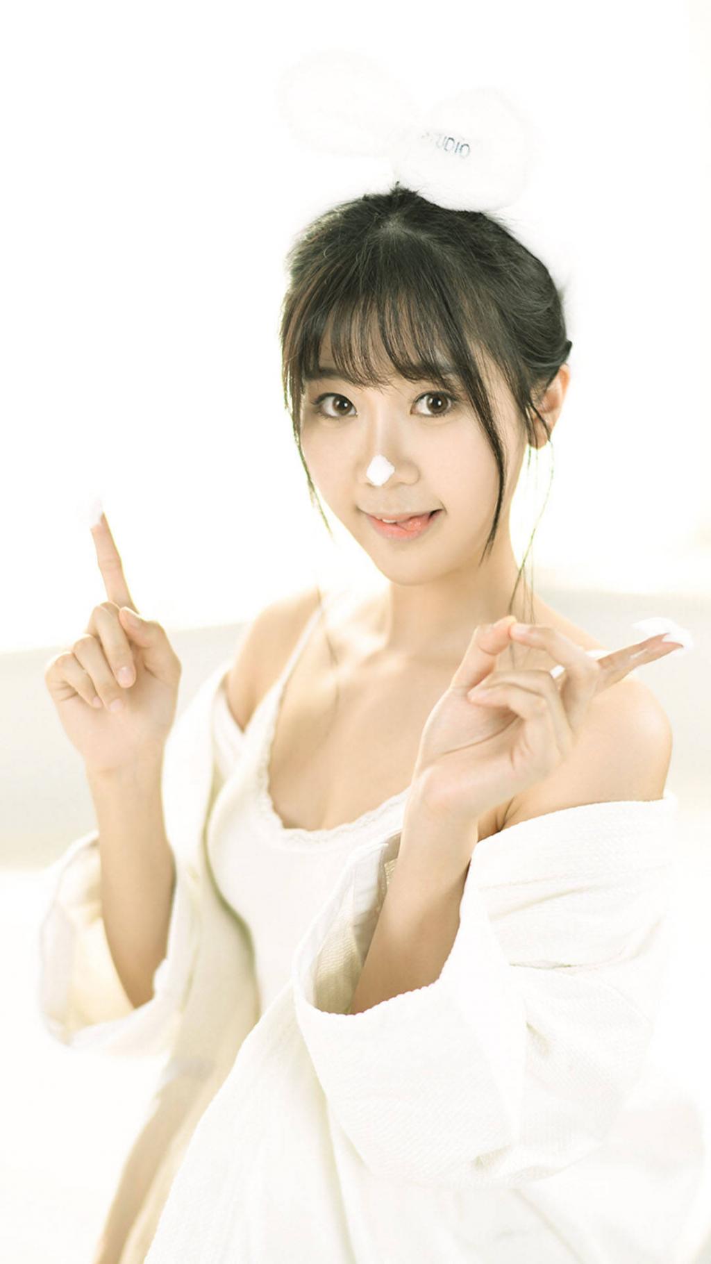 俏皮美女浴室写真