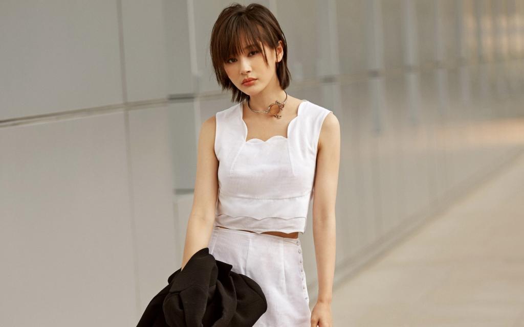 王子文冷酷时尚街拍写真