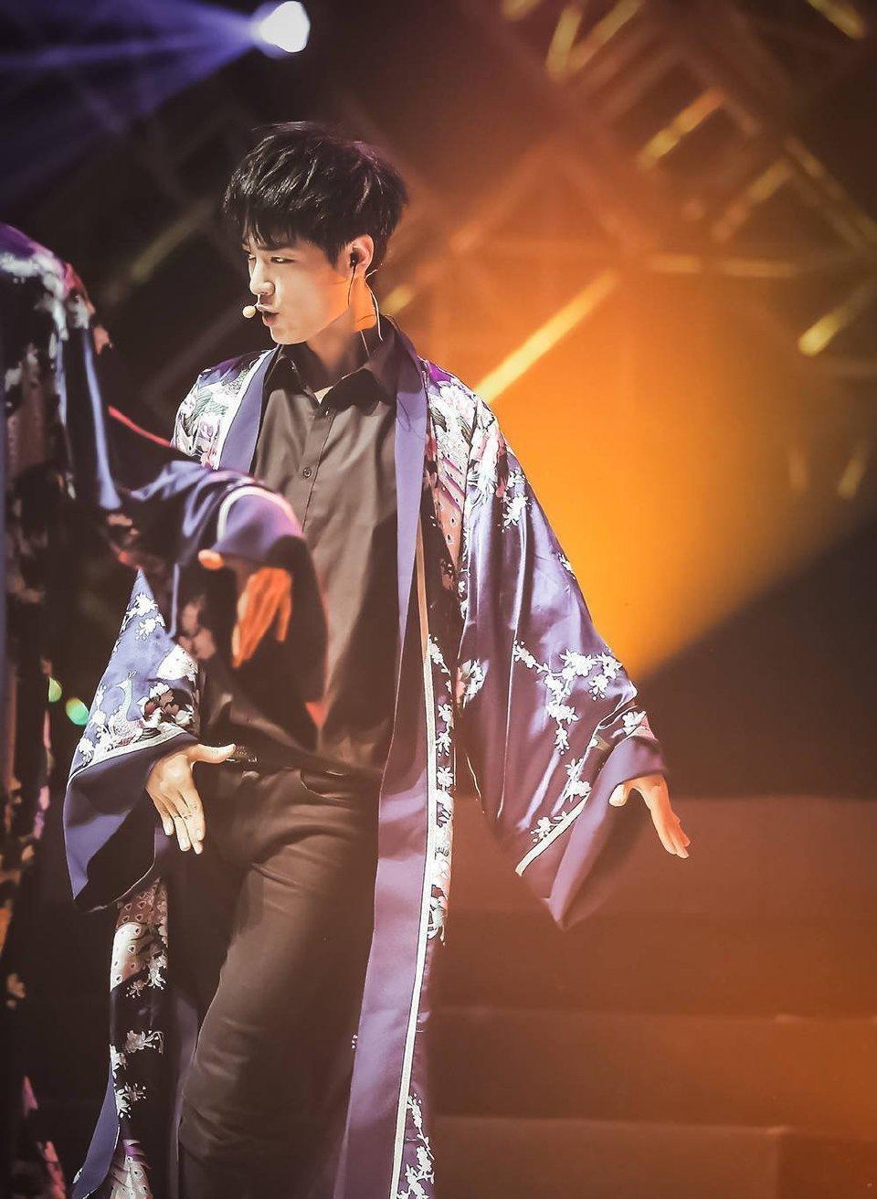 舞台上帅气的肖战时尚休闲写真