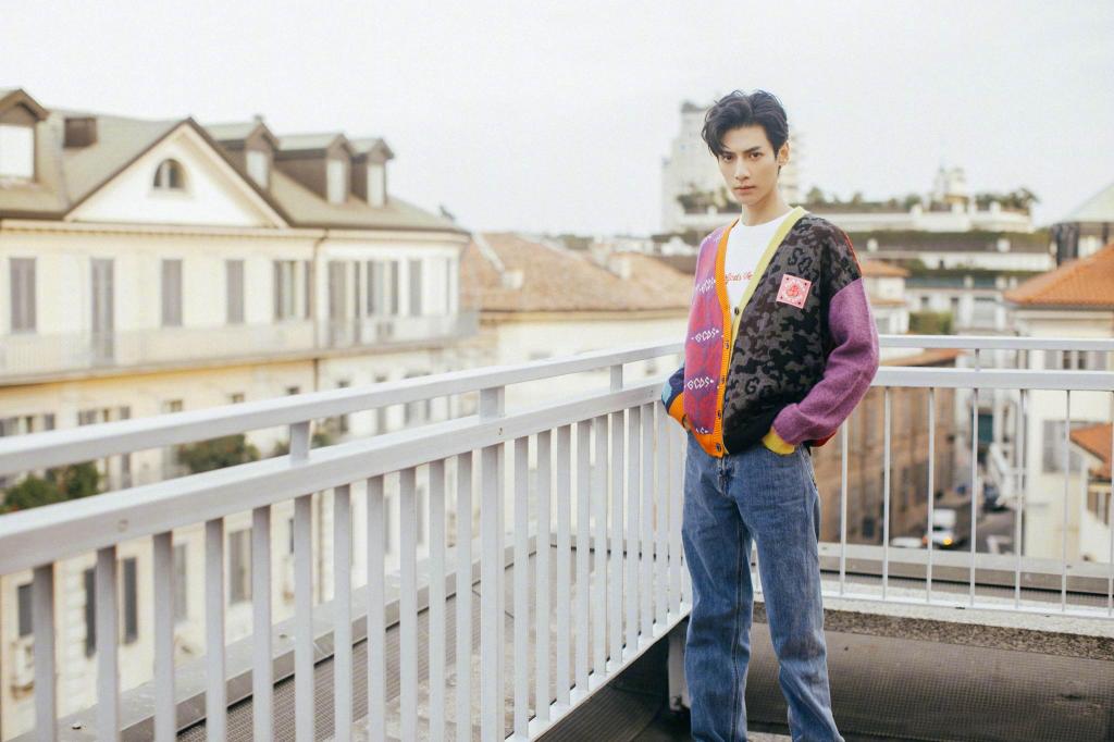 成熟型男罗云熙帅气时尚迷人写真