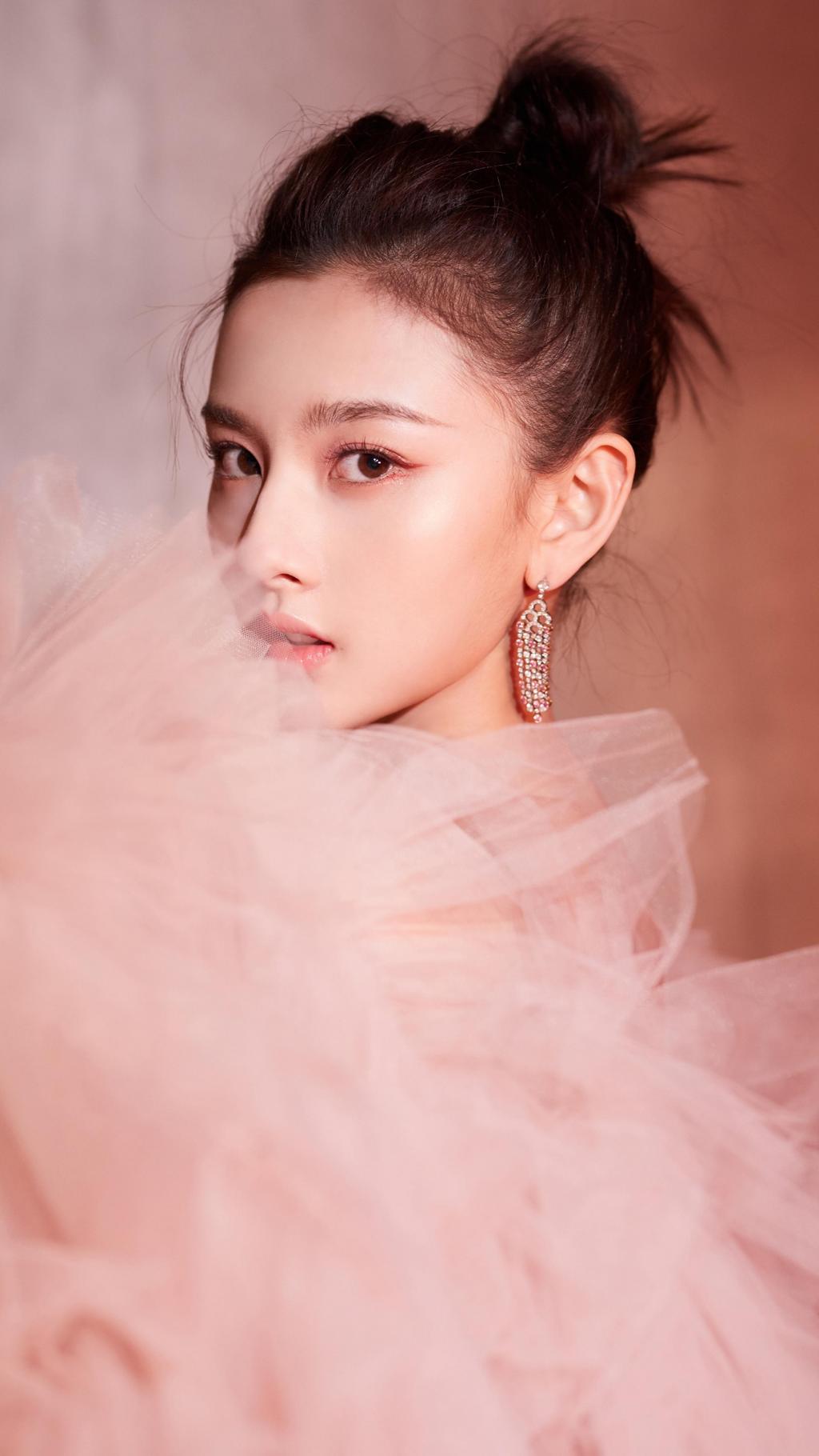 宋祖儿粉色羽毛纱裙