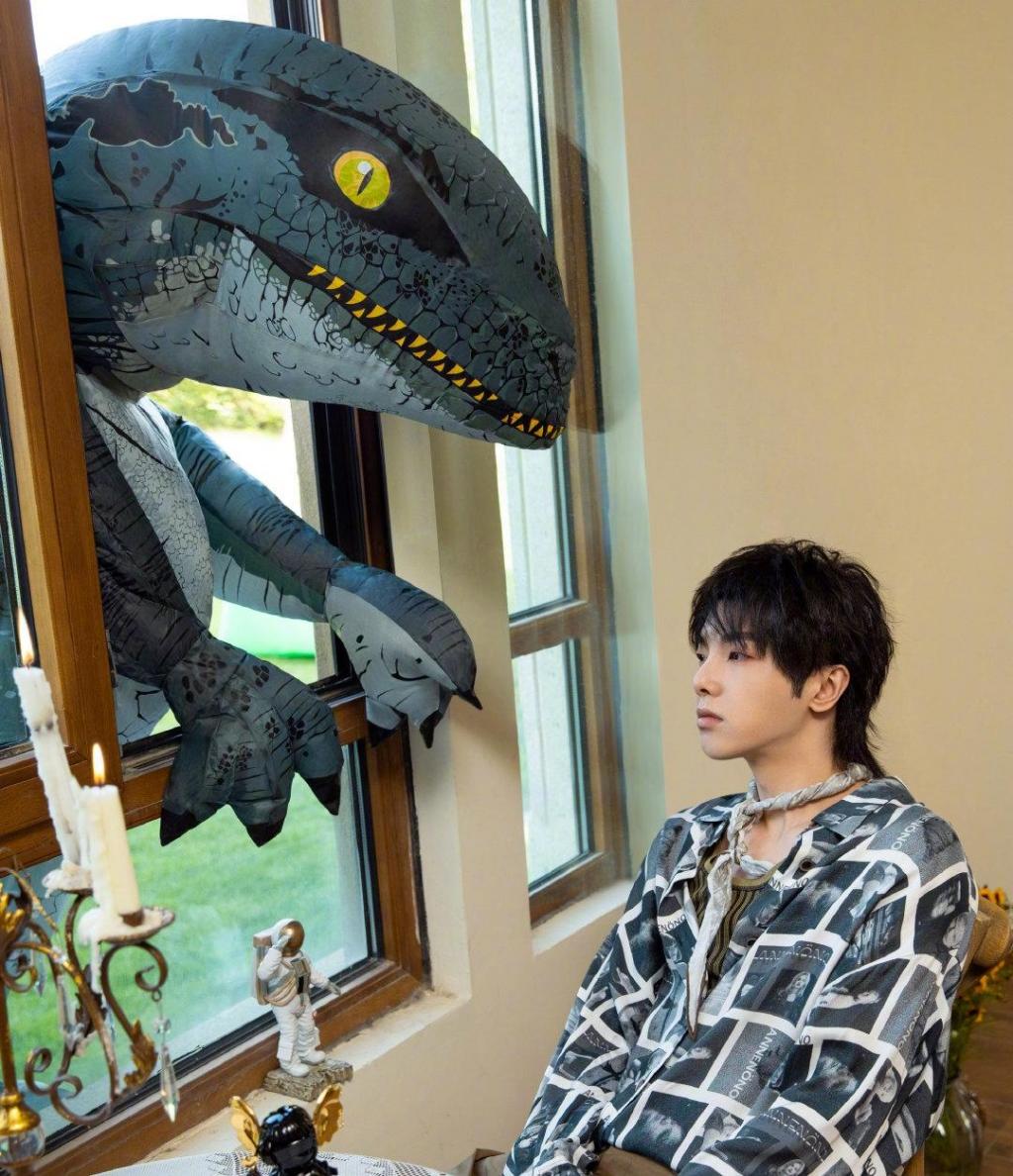 华晨宇红秀帅气时尚封面大片