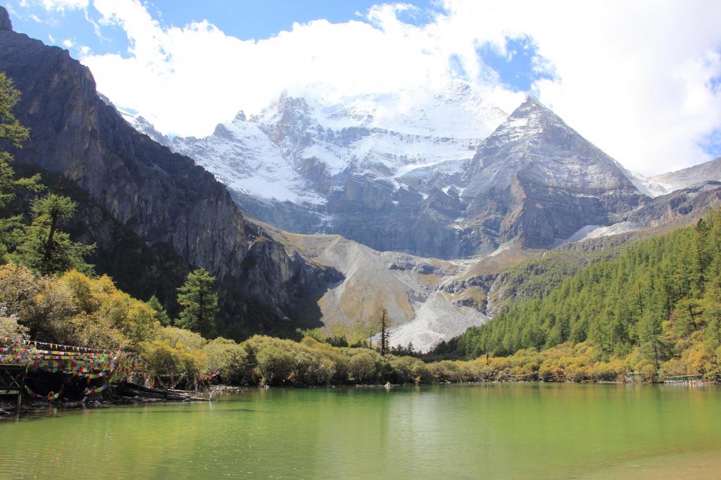 香格里拉的地标—稻城三神山