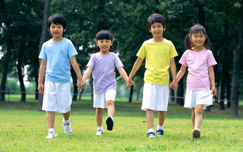 快乐儿童草地摄影