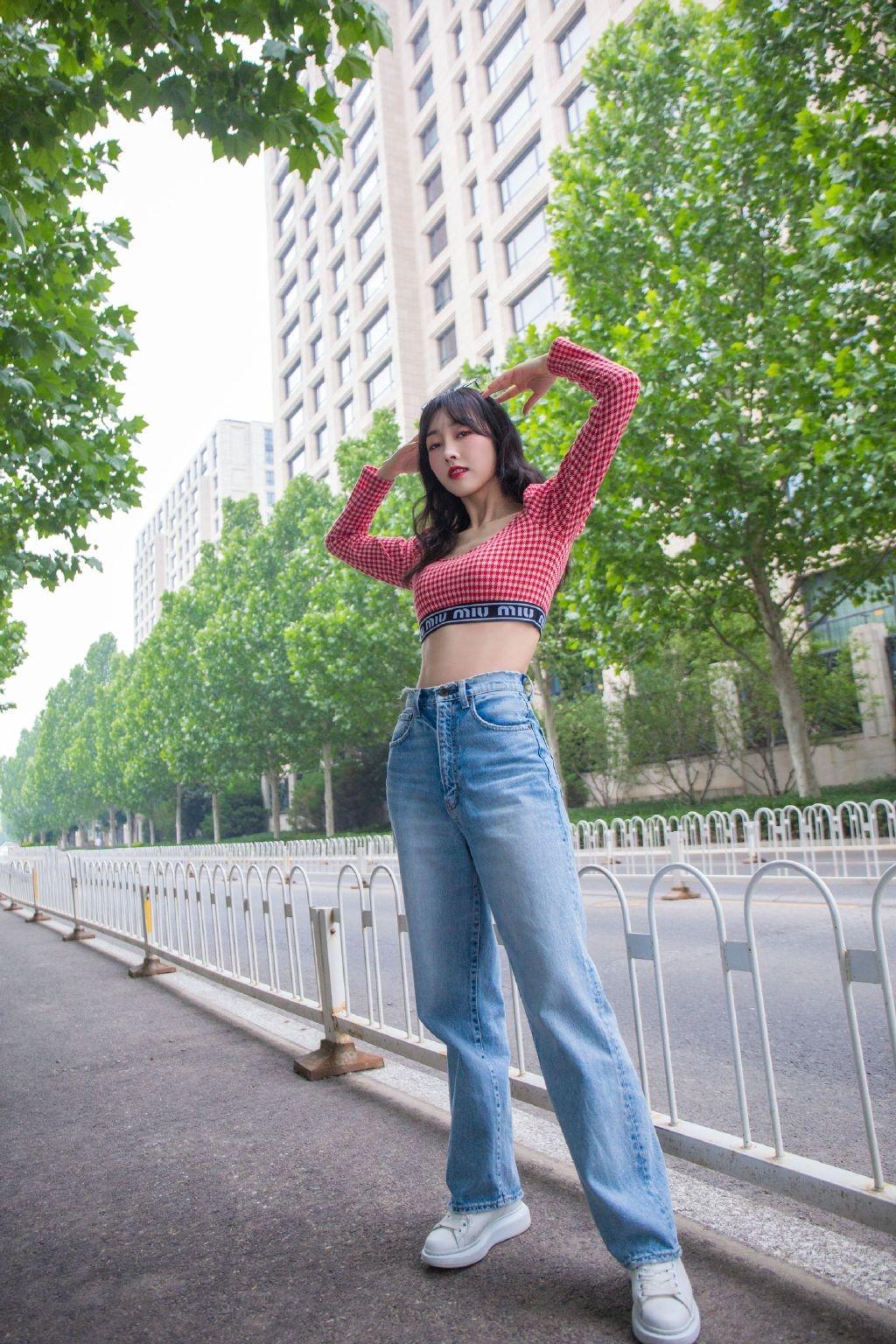 宣璐露脐装性感小蛮腰撩人街拍