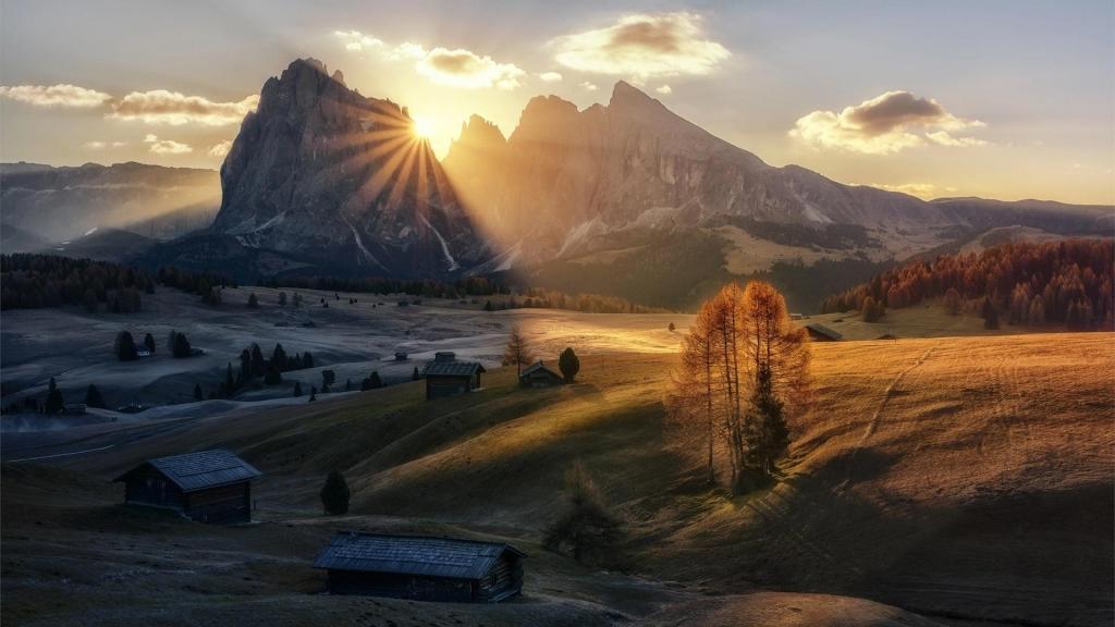 阳光照射下唯美的山峰美景