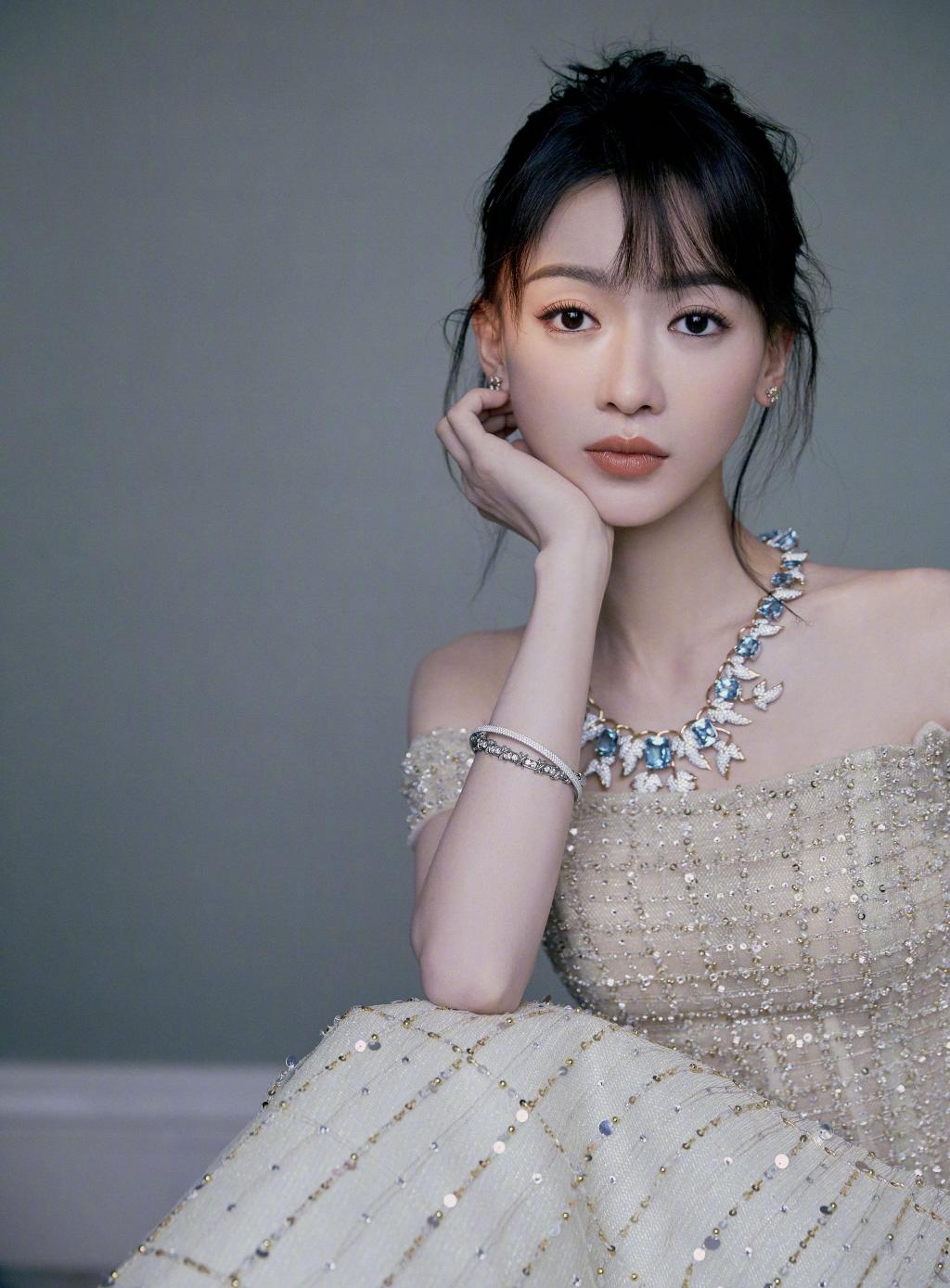 吴谨言金色一字肩公主风礼服裙优雅写真