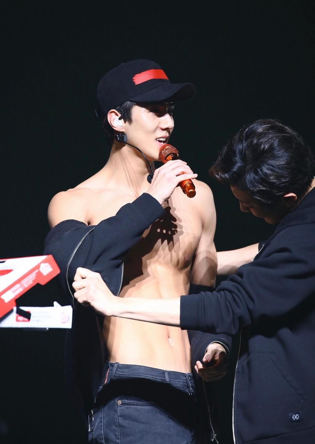 完美身材吴世勋写真