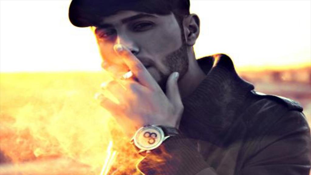 一个人伤感背影抽烟