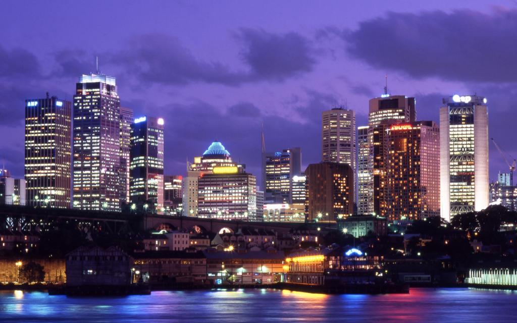 宽屏倒影的城市夜景