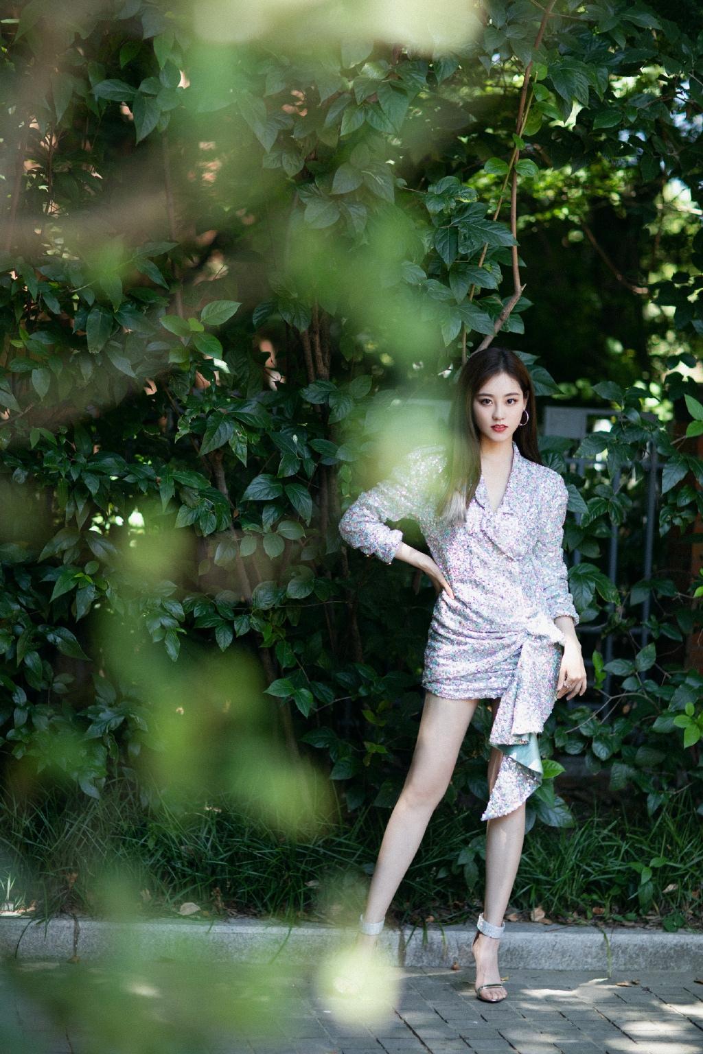 祝绪丹亮片西装裙时尚气质写真