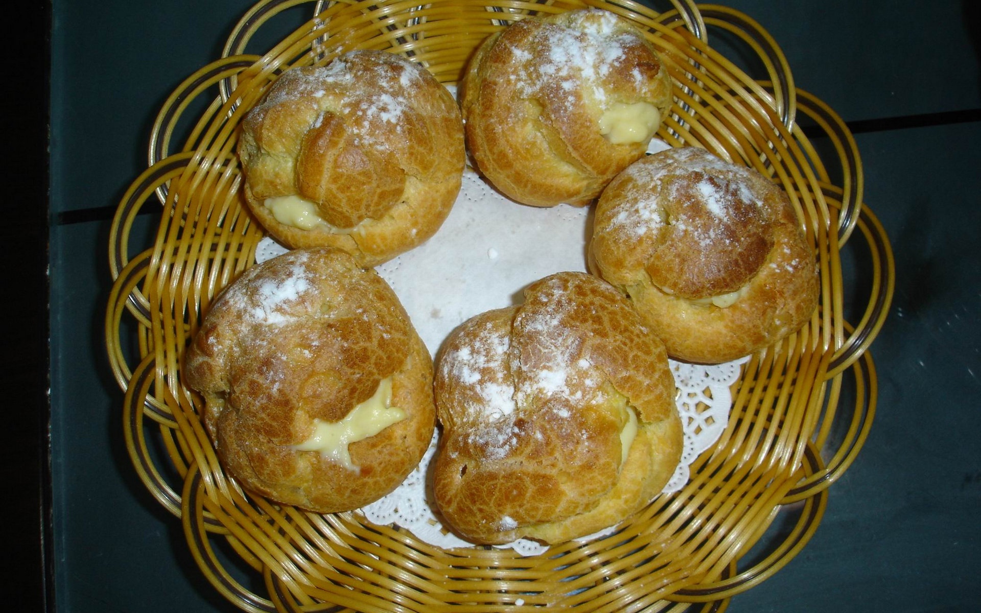 吃一口泡芙满嘴奶油,高清图片,电脑桌面-壁纸族