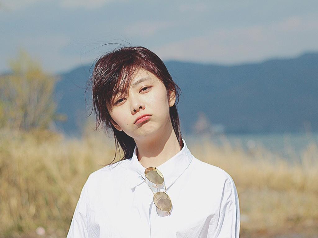 谭松韵清新白衬衫写真