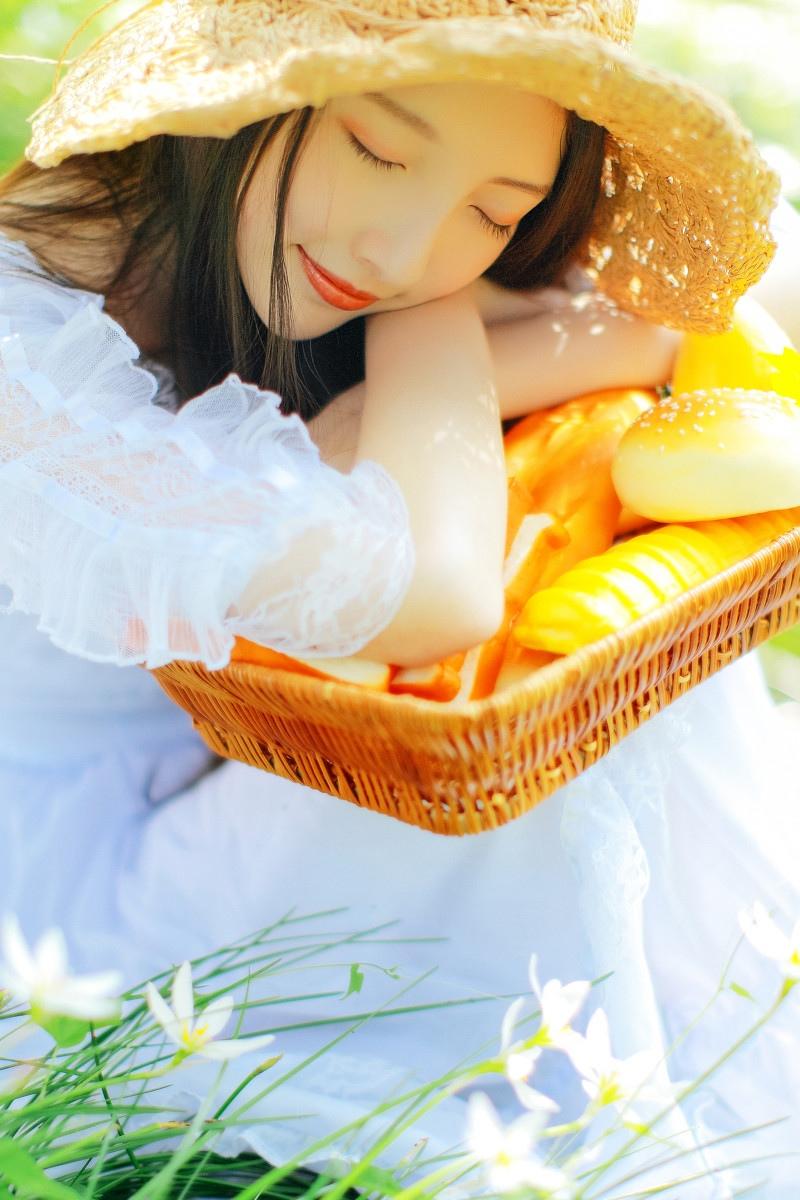 日系美女清新甜美户外养眼写真图片