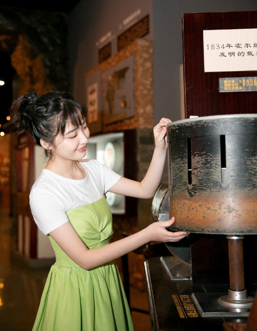 邓恩熙清新绿裙甜美仙气写真