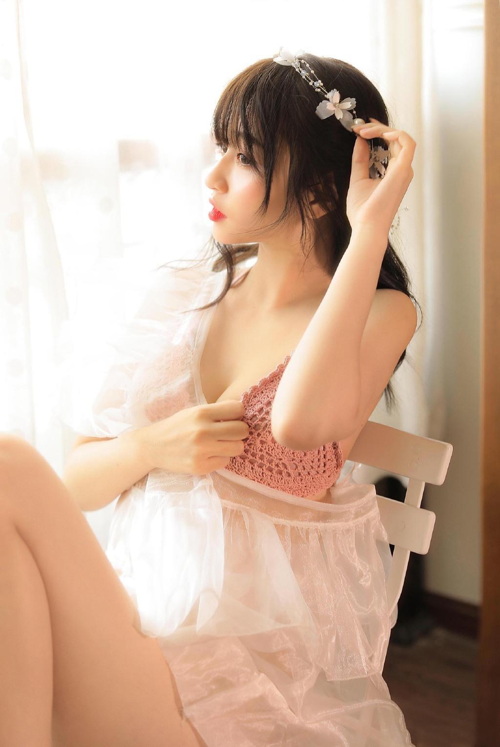 仙气少女纯白蕾丝性感私房写真