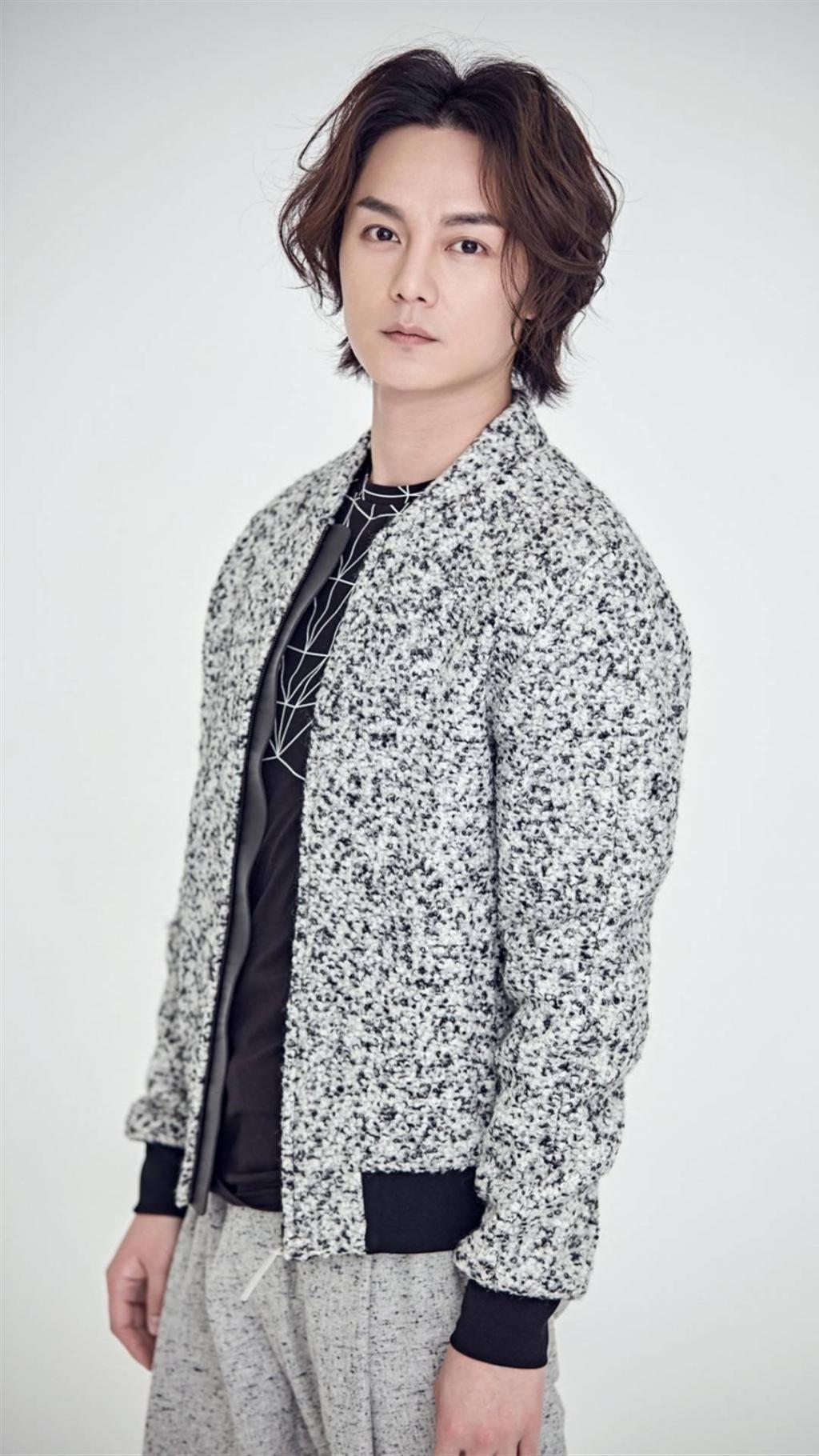 尹正慵懒帅气写真