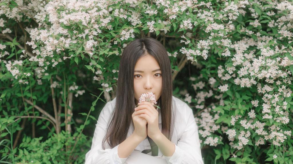 花开的季节里,美人如花