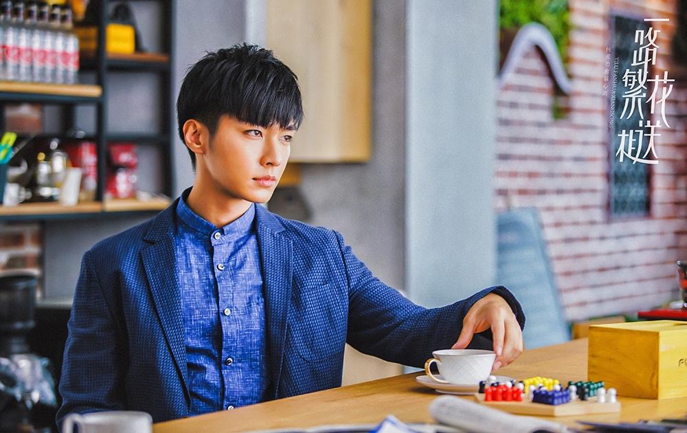 炎亚纶《一路繁花相送》帅气写真