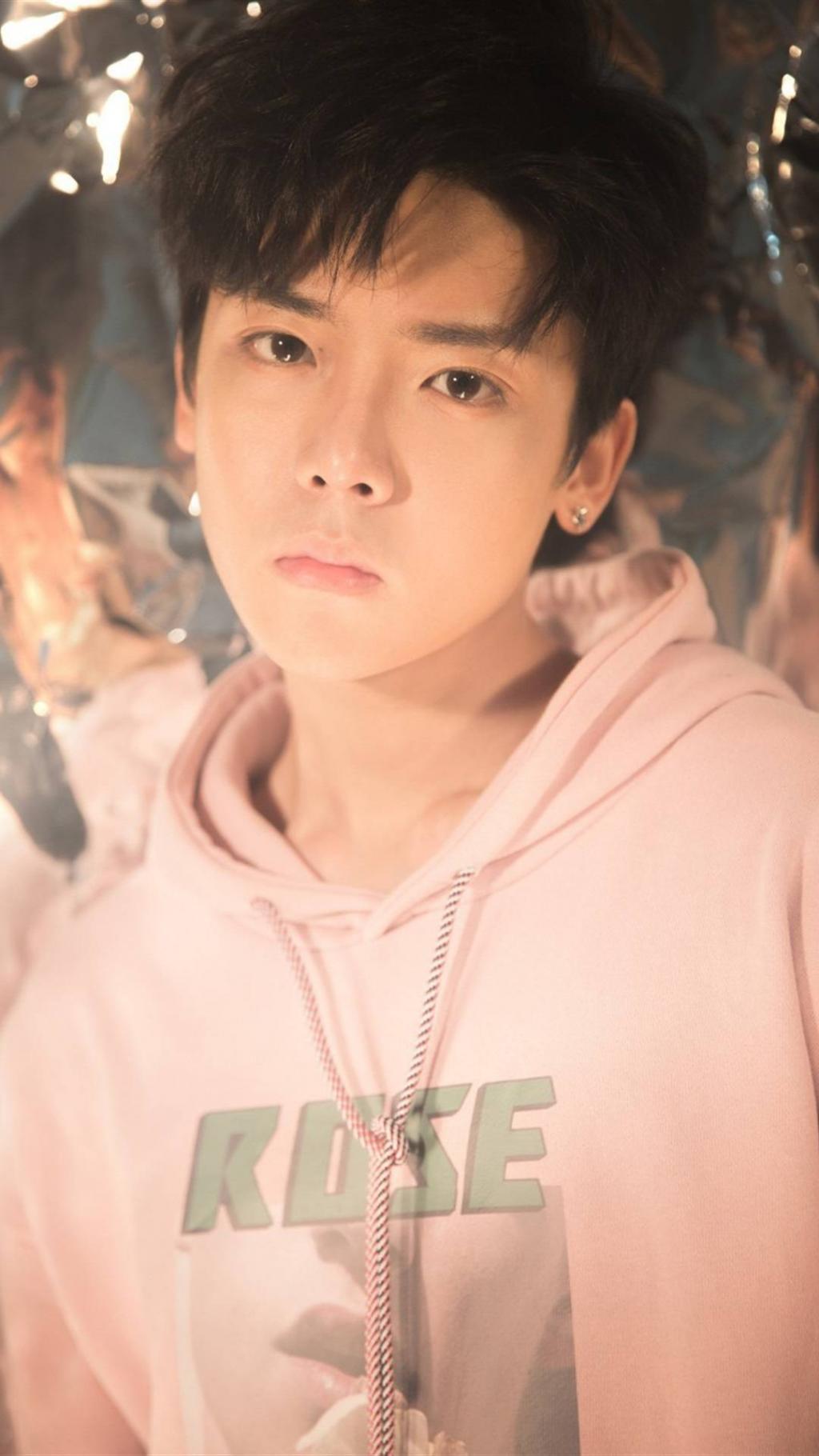 侯明昊粉色少年写真照