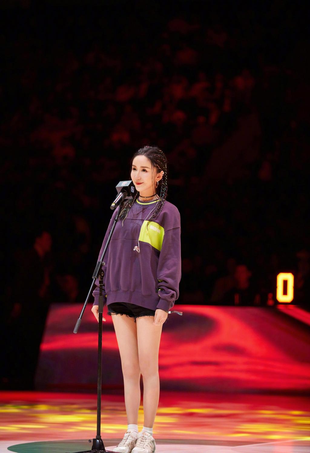 光影下的娄艺潇时尚个性写真