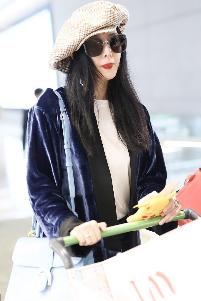 范冰冰蓝色丝绒大衣现身机场