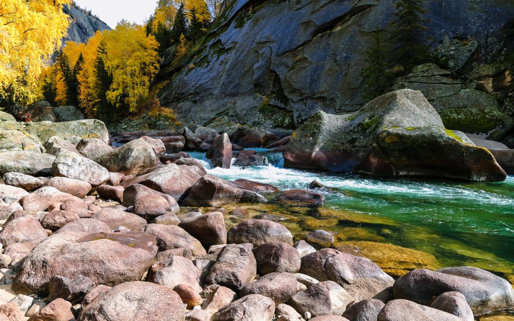 秋季的可可托海景色