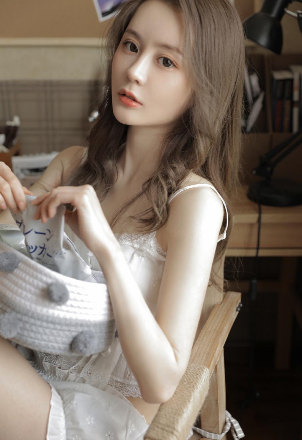 白嫩美腿性感少女居家甜美私房写真