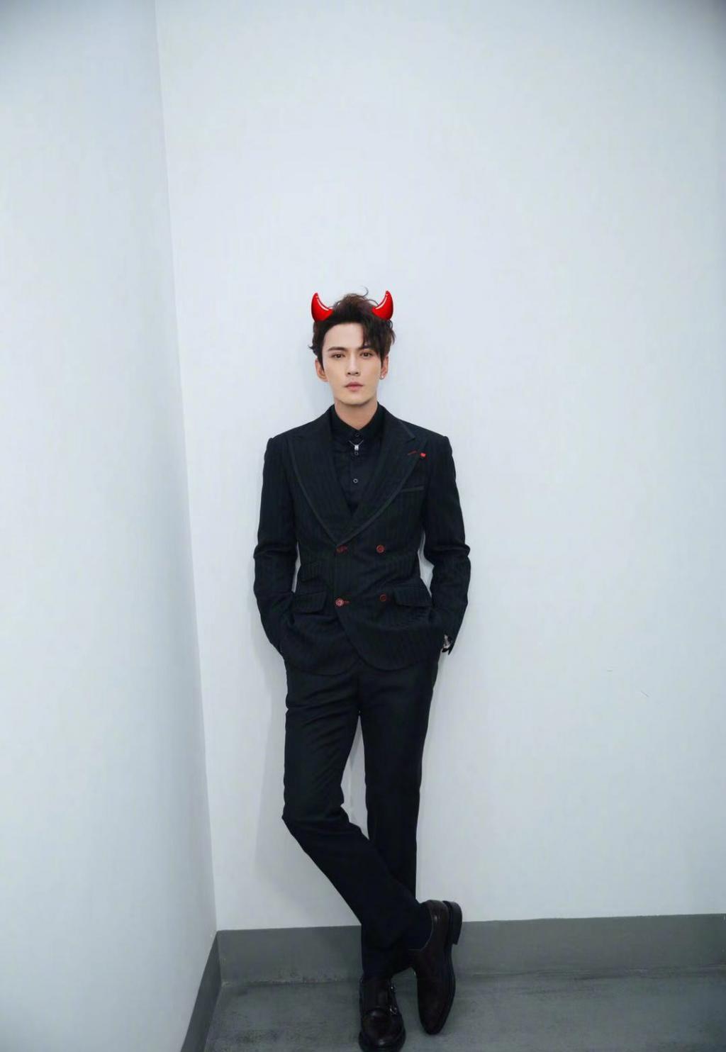 成熟型男徐正曦帅气写真