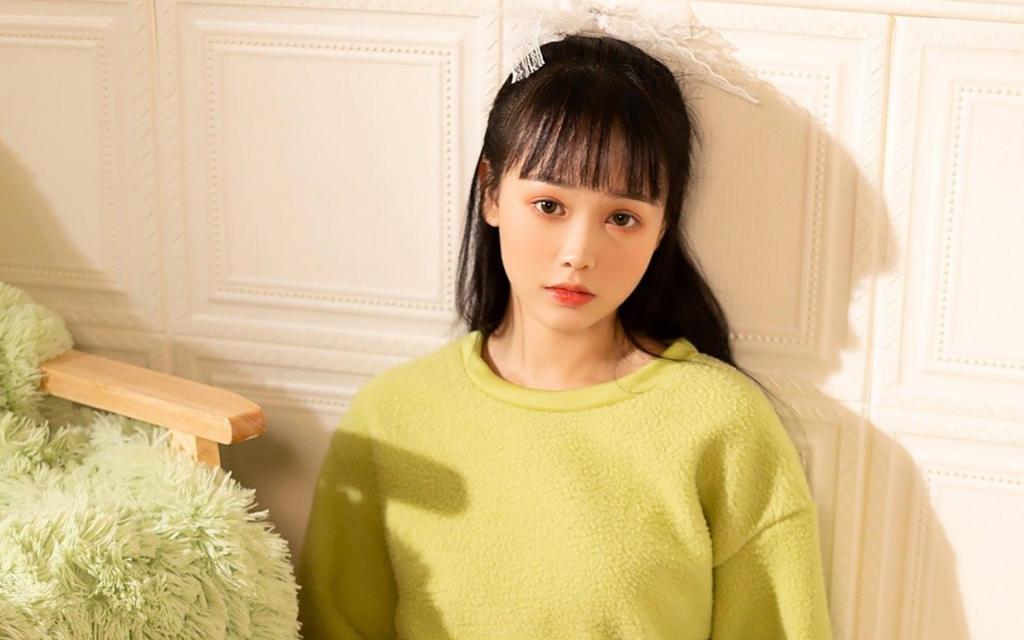 牛油果色卫衣女孩甜美清新精致白皙居家迷人写真